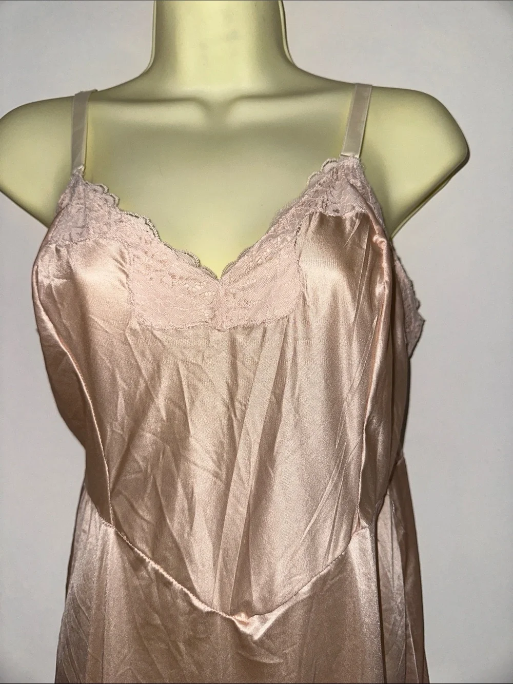 Vintage 60s light blush pink full nylon slip with lace detailing - Picture 2 of 8